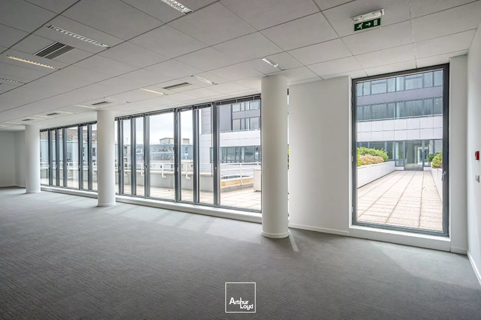 Clichy, bureaux rénovés avec vue sur la Seine et nombreux services dans un immeuble de standing