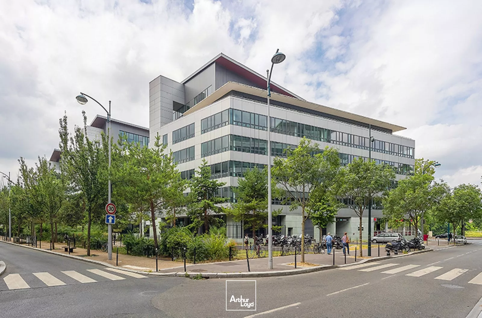 Clichy, bureaux rénovés avec vue sur la Seine et nombreux services dans un immeuble de standing