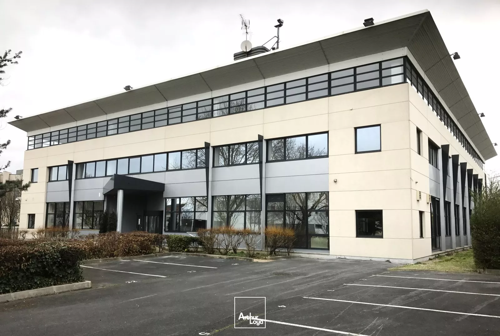 Immeuble rénové à Gennevilliers, avec patio intérieur - Transformation possible du RDC