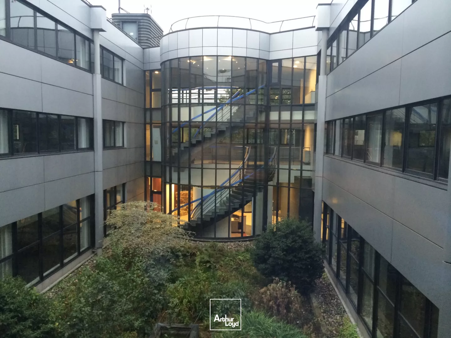 Immeuble rénové à Gennevilliers, avec patio intérieur - Transformation possible du RDC