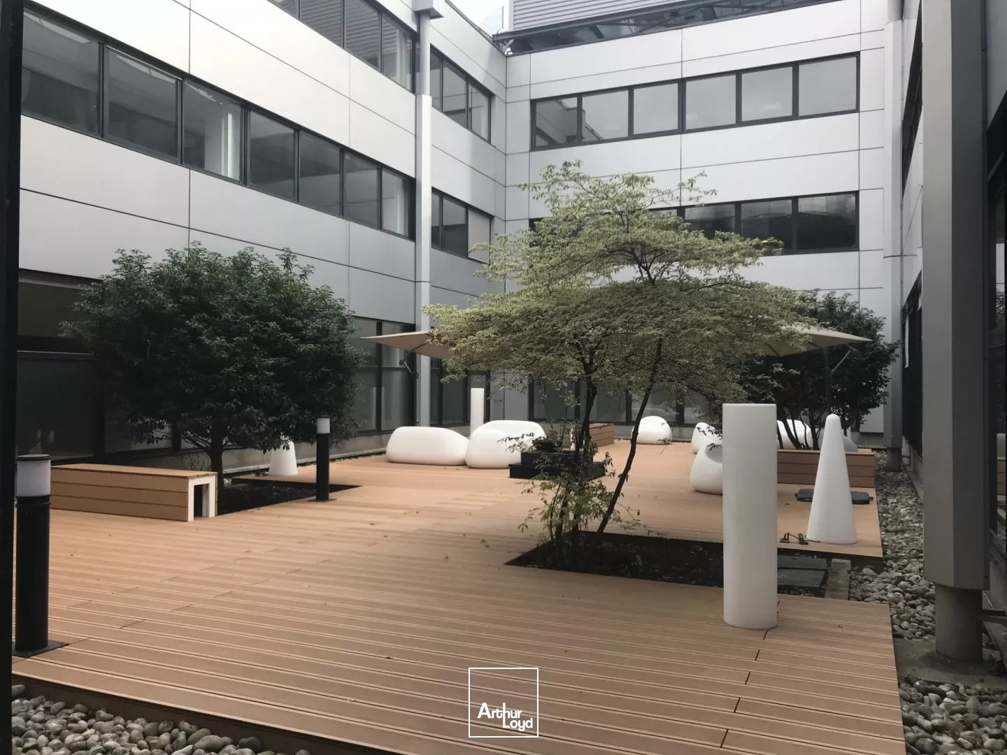 Immeuble rénové à Gennevilliers, avec patio intérieur - Transformation possible du RDC