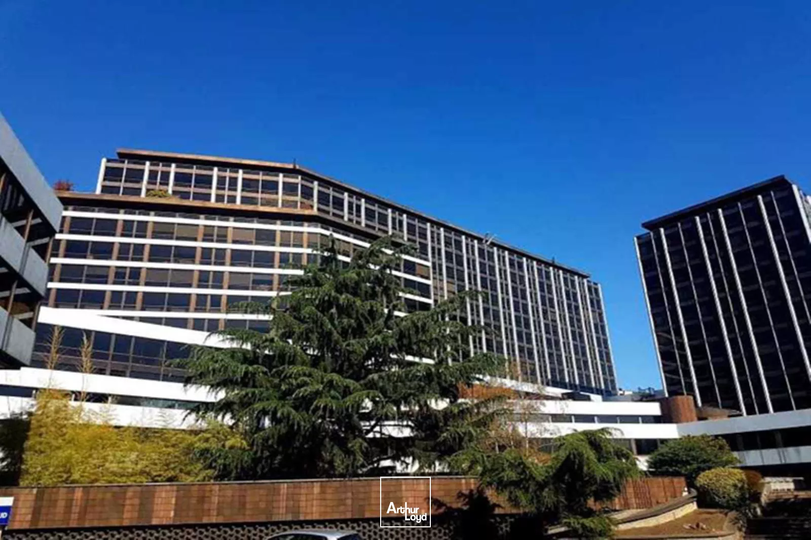 A vendre, proche gare et Domaine de St Cloud, les bureaux de la Colline