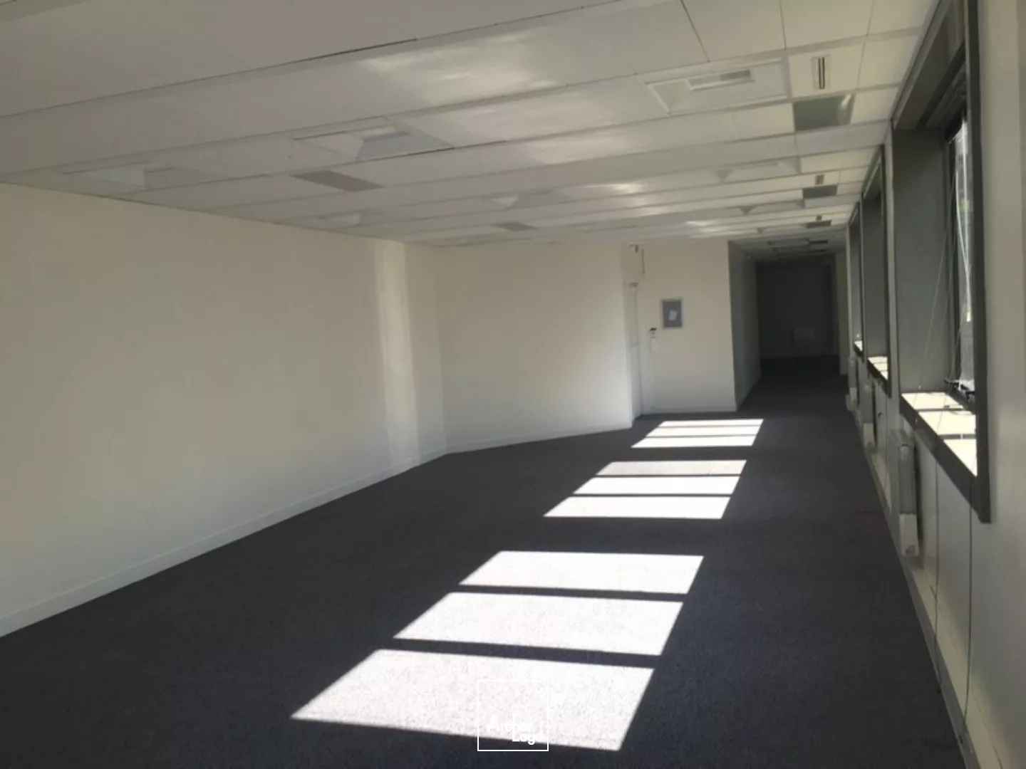 Bureaux lumineux et fonctionnels à proximité du RER A - Accès rapide à la Défense - Nombreux services et parkings