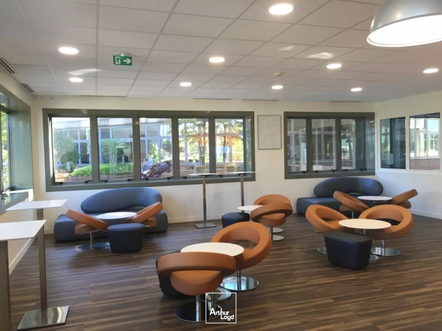 Bureaux lumineux et fonctionnels à proximité du RER A - Accès rapide à la Défense - Nombreux services et parkings