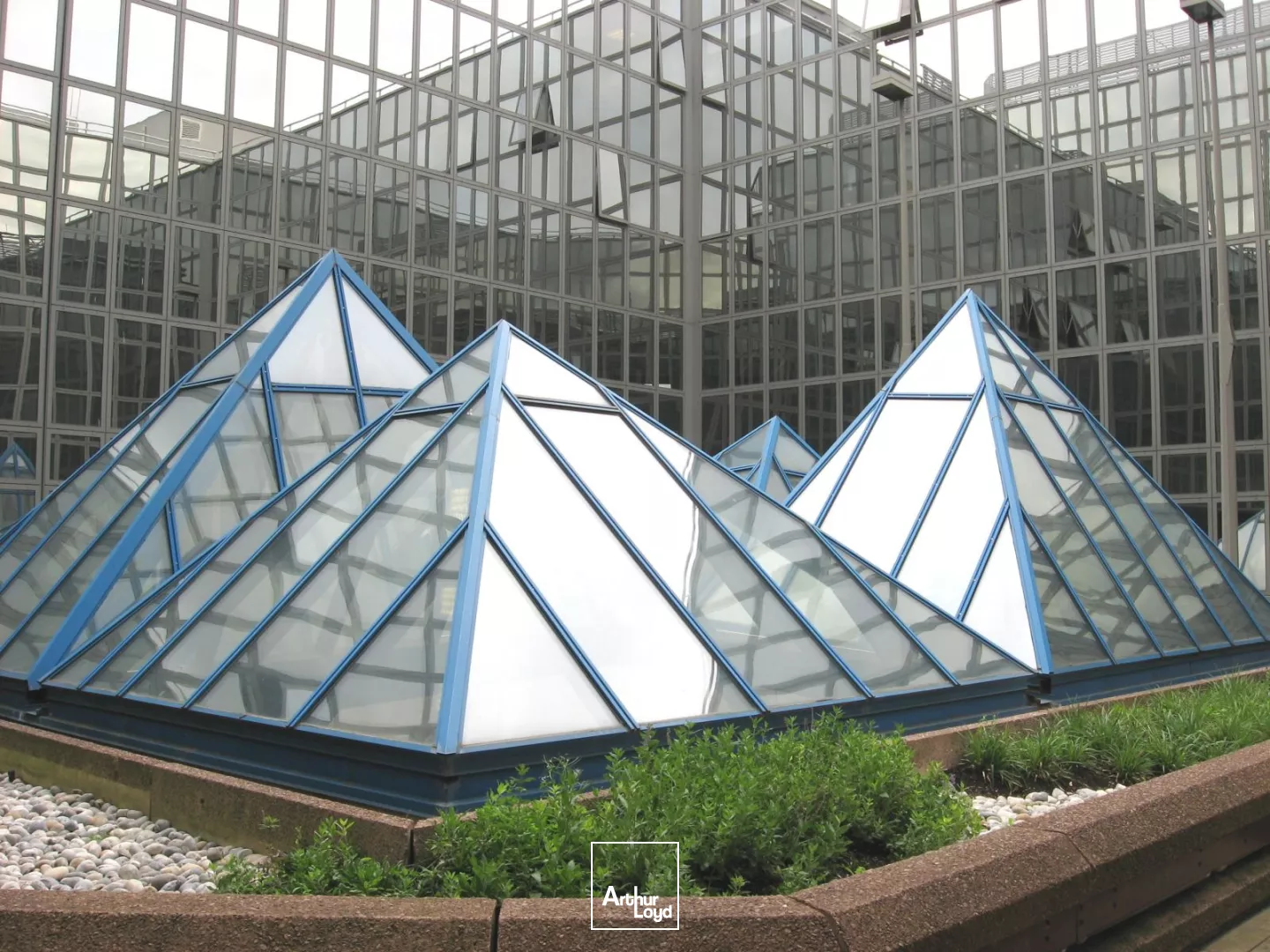 Bureaux lumineux et fonctionnels à proximité du RER A - Accès rapide à la Défense - Nombreux services et parkings