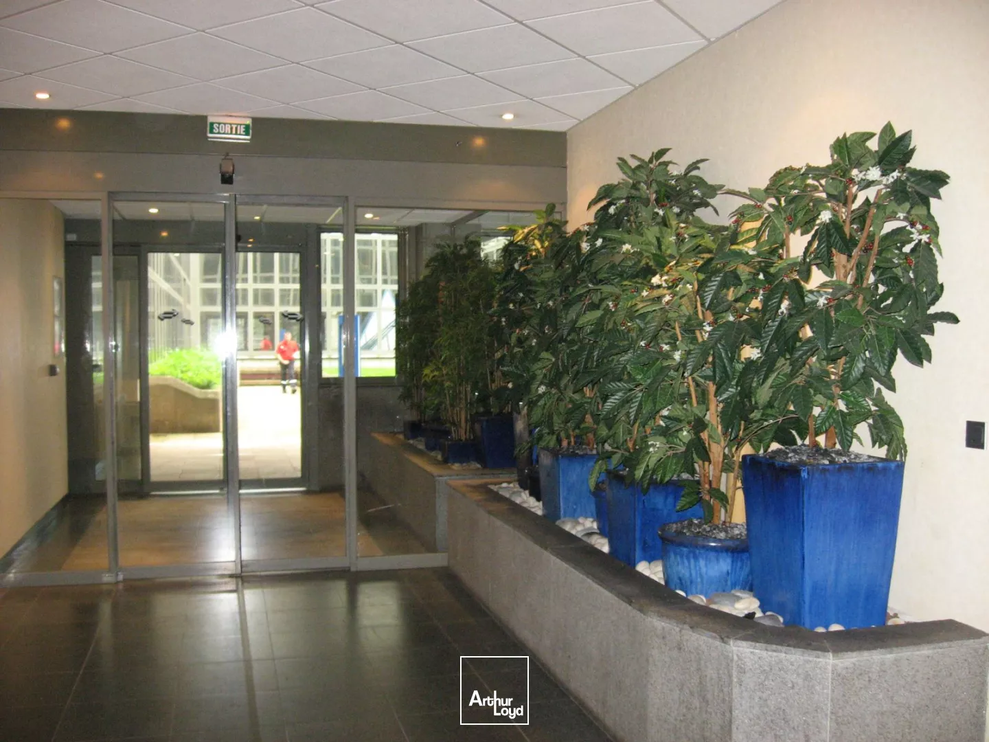 Bureaux lumineux et fonctionnels à proximité du RER A - Accès rapide à la Défense - Nombreux services et parkings