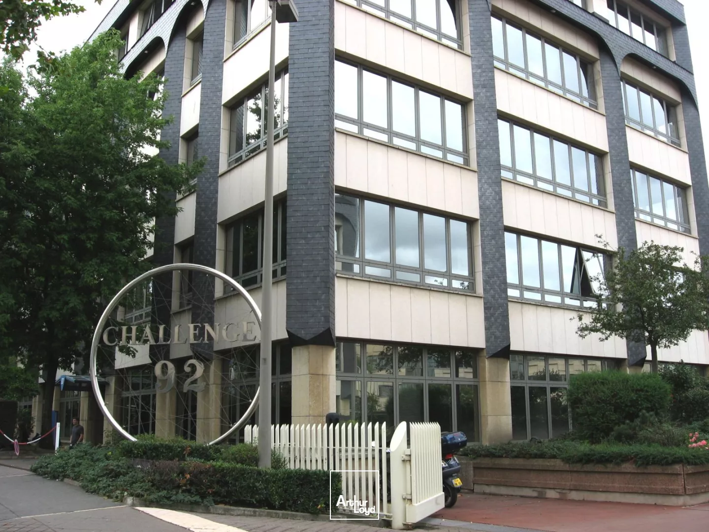 Bureaux lumineux et fonctionnels à proximité du RER A - Accès rapide à la Défense - Nombreux services et parkings