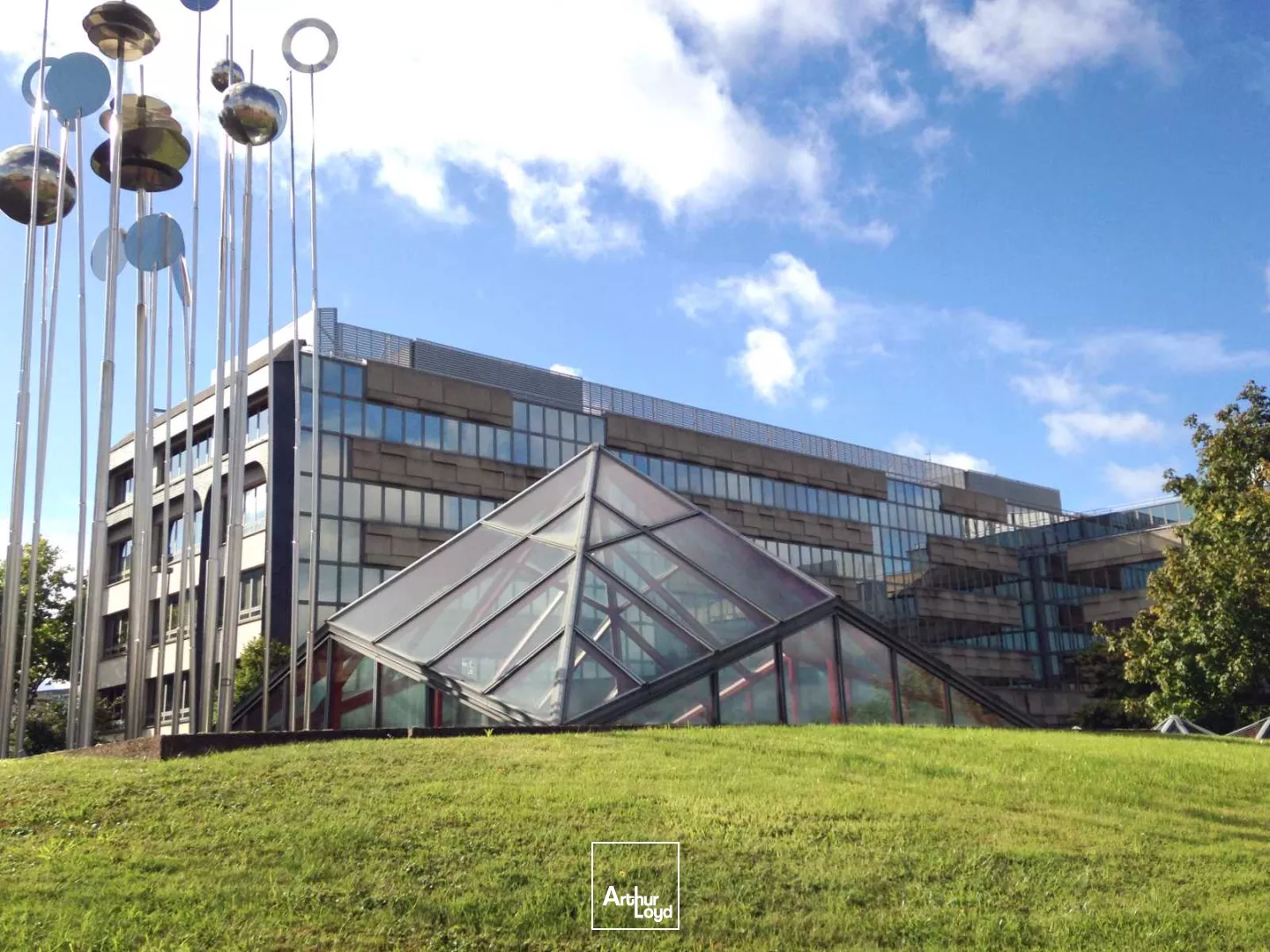 Bureaux lumineux et fonctionnels à proximité du RER A - Accès rapide à la Défense - Nombreux services et parkings