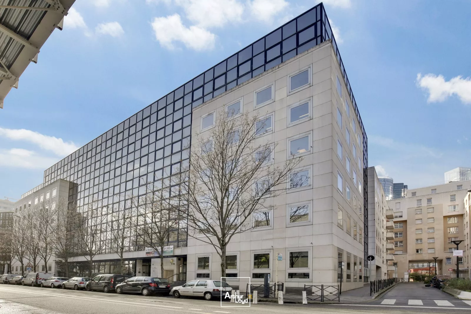 A proximité de l'Esplanade de la Défense, bureaux triple exposition à acquérir