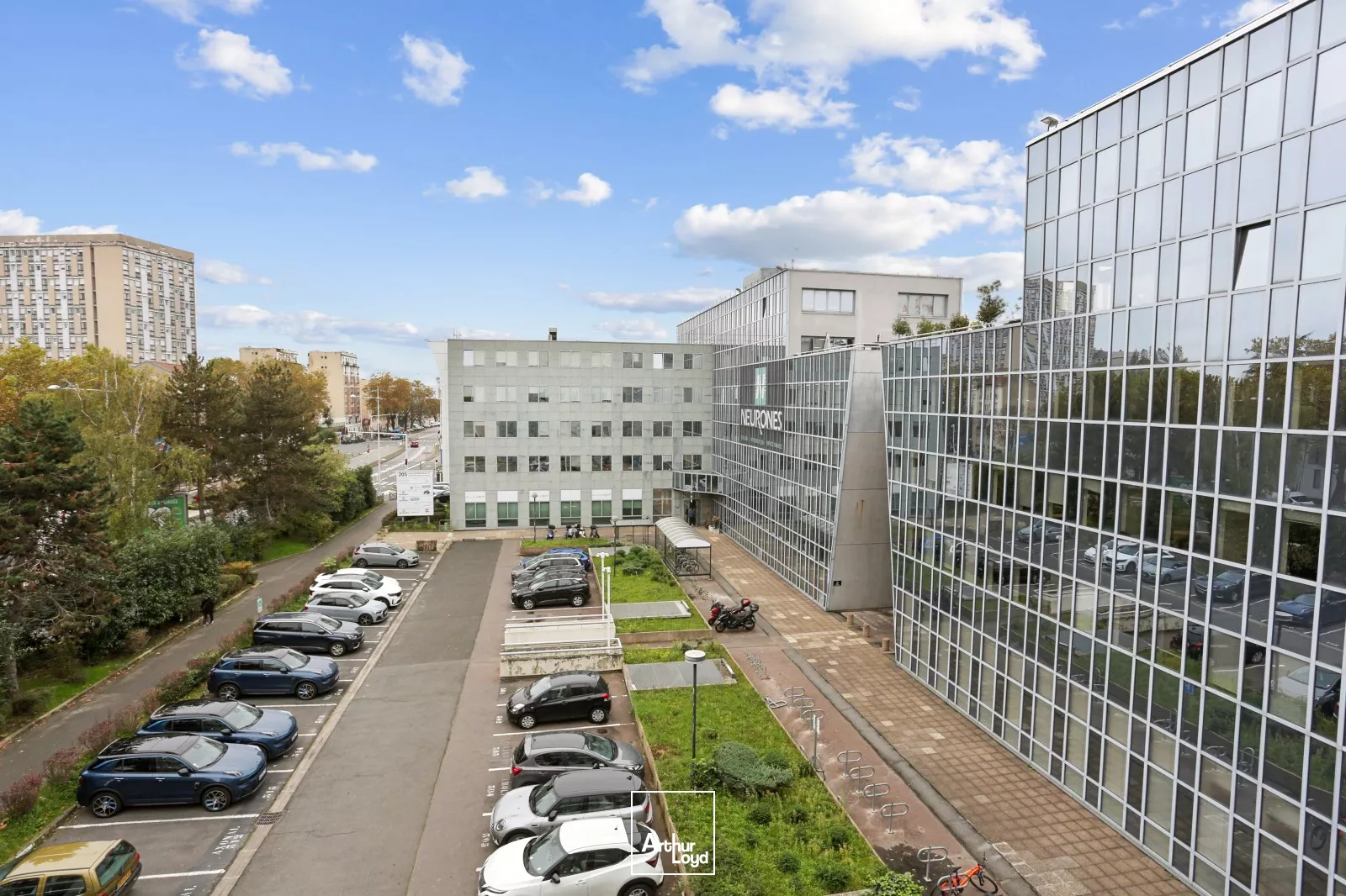 Nanterre à proximité du RER, Bureaux cloisonnés à loyer compétitif, avec parkings
