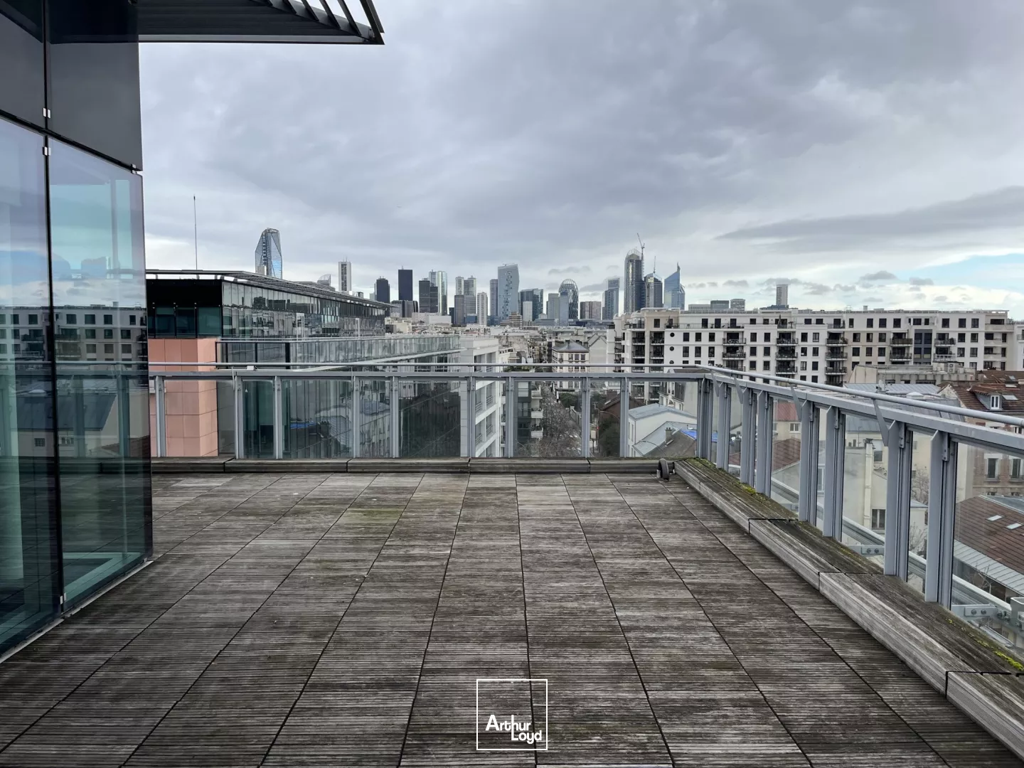 Immeuble de bureaux bénéficiant de belles prestations, à Suresnes, terrasse privative possible