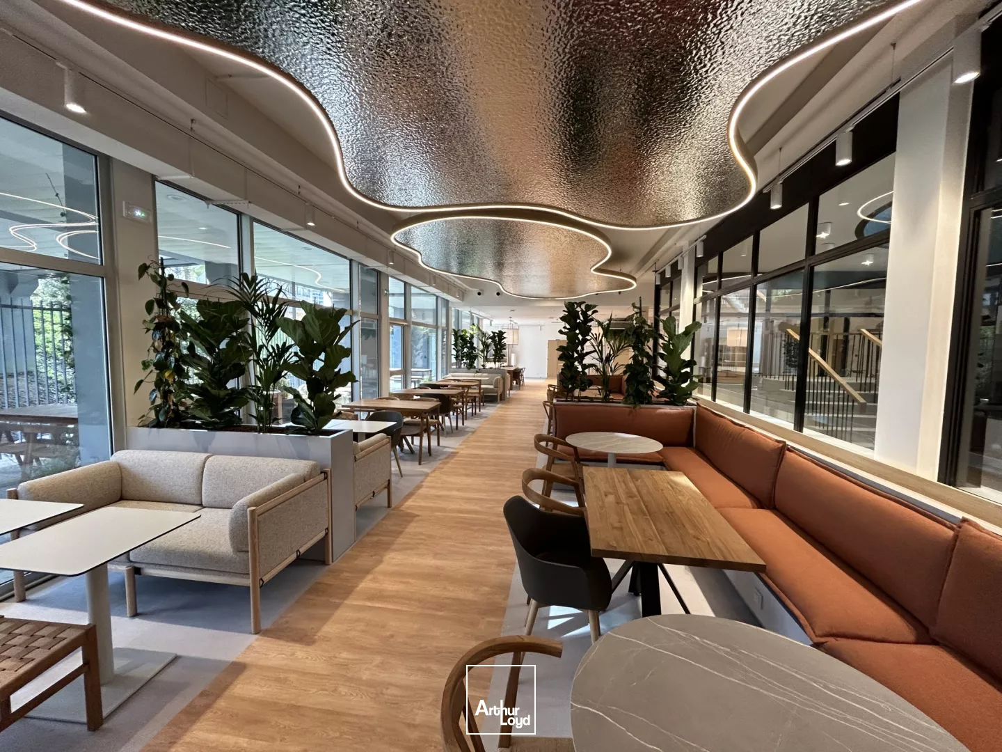 Bureaux rénovés et lumineux - Immeuble dernière génération - A proximité de la Défense