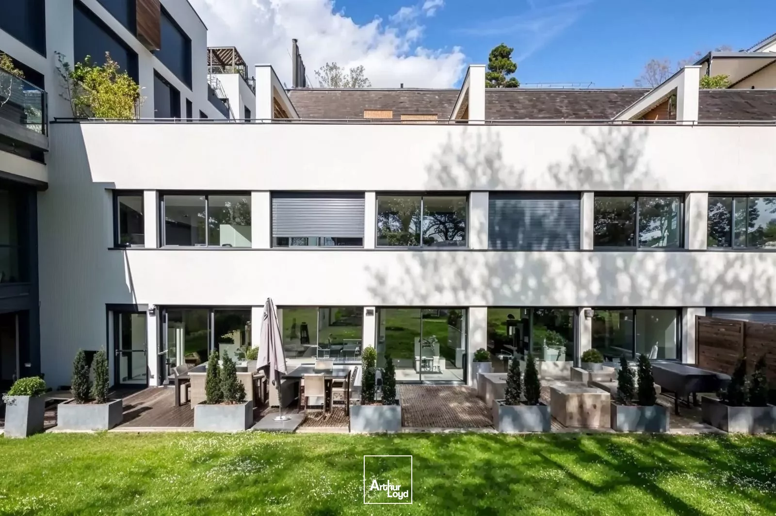 VENTE DE BUREAUX - BORDS DE SEINE - CADRE VERDOYANT - JARDIN PRIVATIF