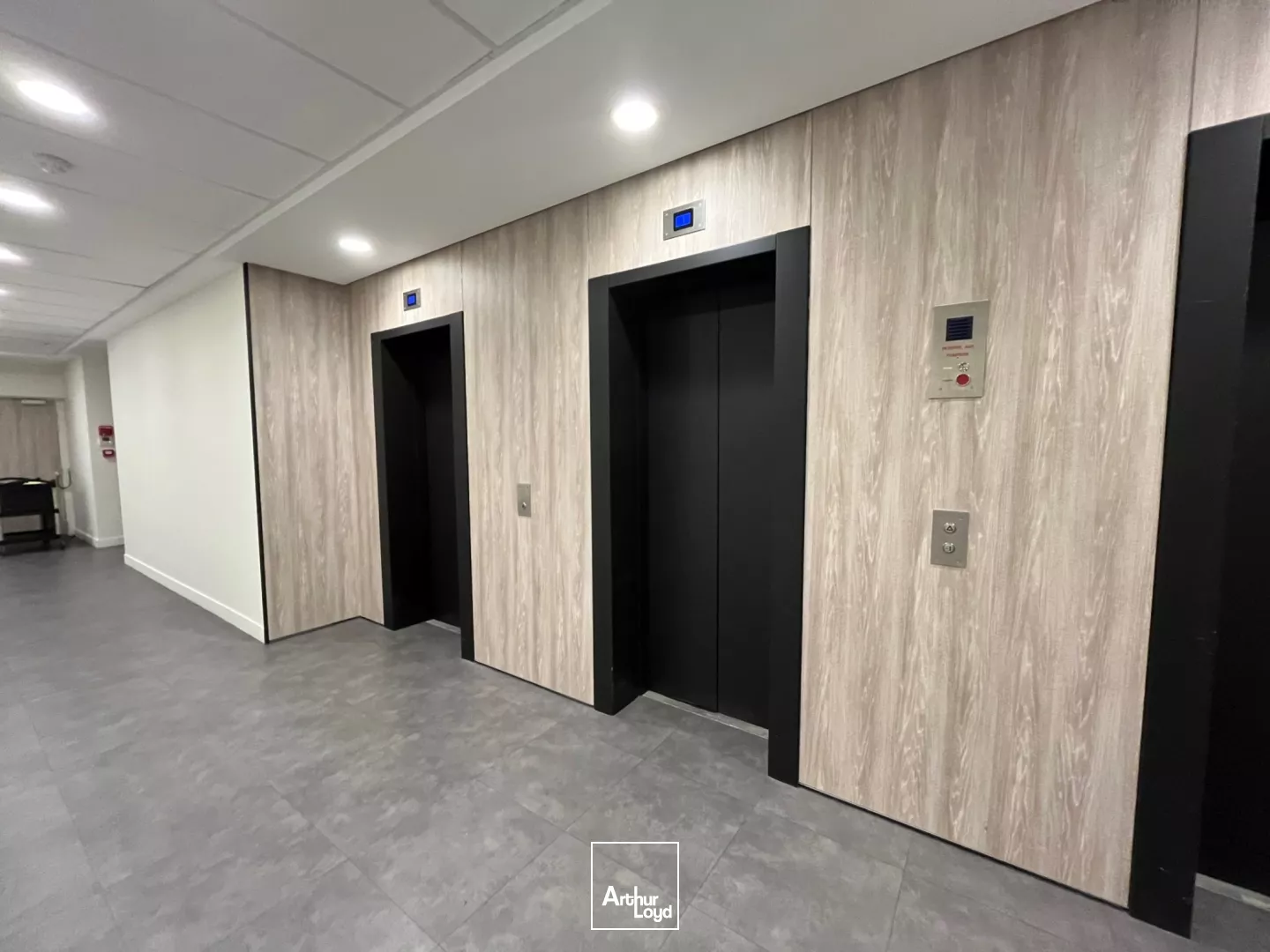 Immeuble de bureaux labellisé - RER A à proximité - Nombreux services - Parkings