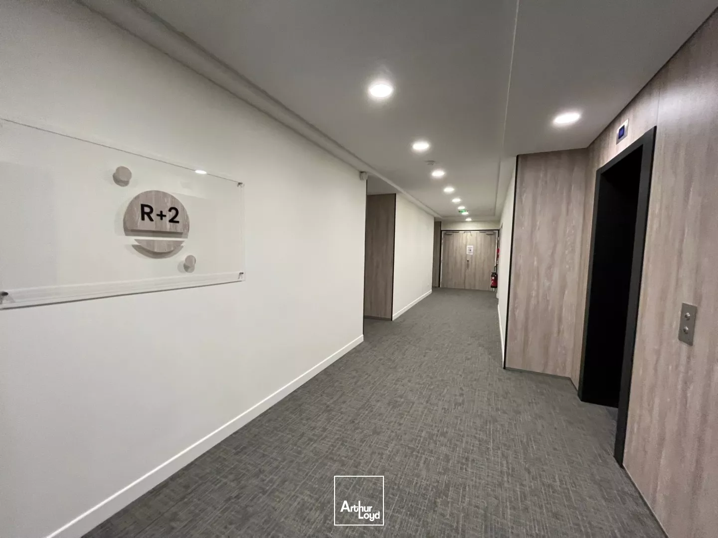 Immeuble de bureaux labellisé - RER A à proximité - Nombreux services - Parkings