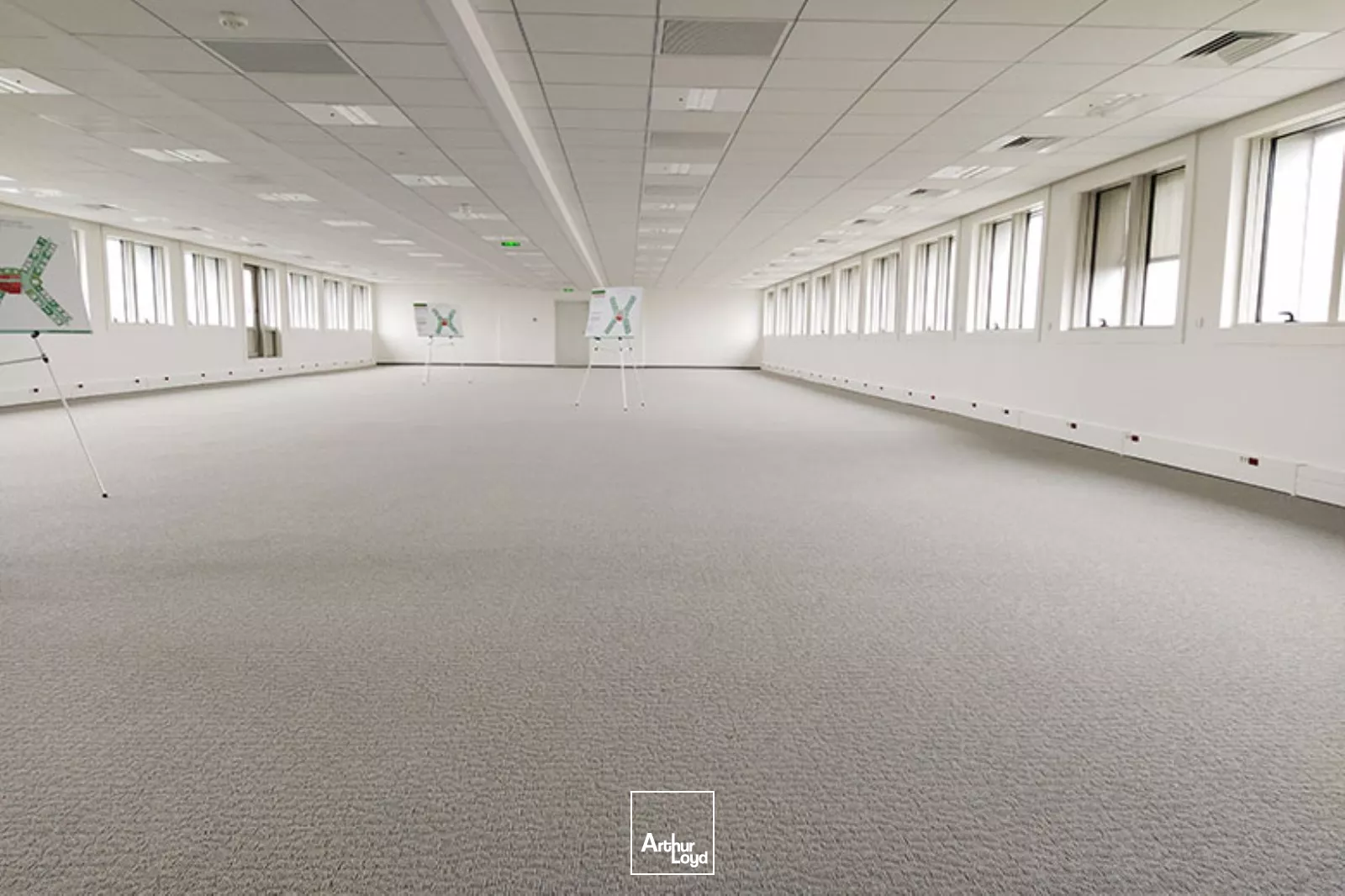 Immeuble de bureaux labellisé - RER A à proximité - Nombreux services - Parkings