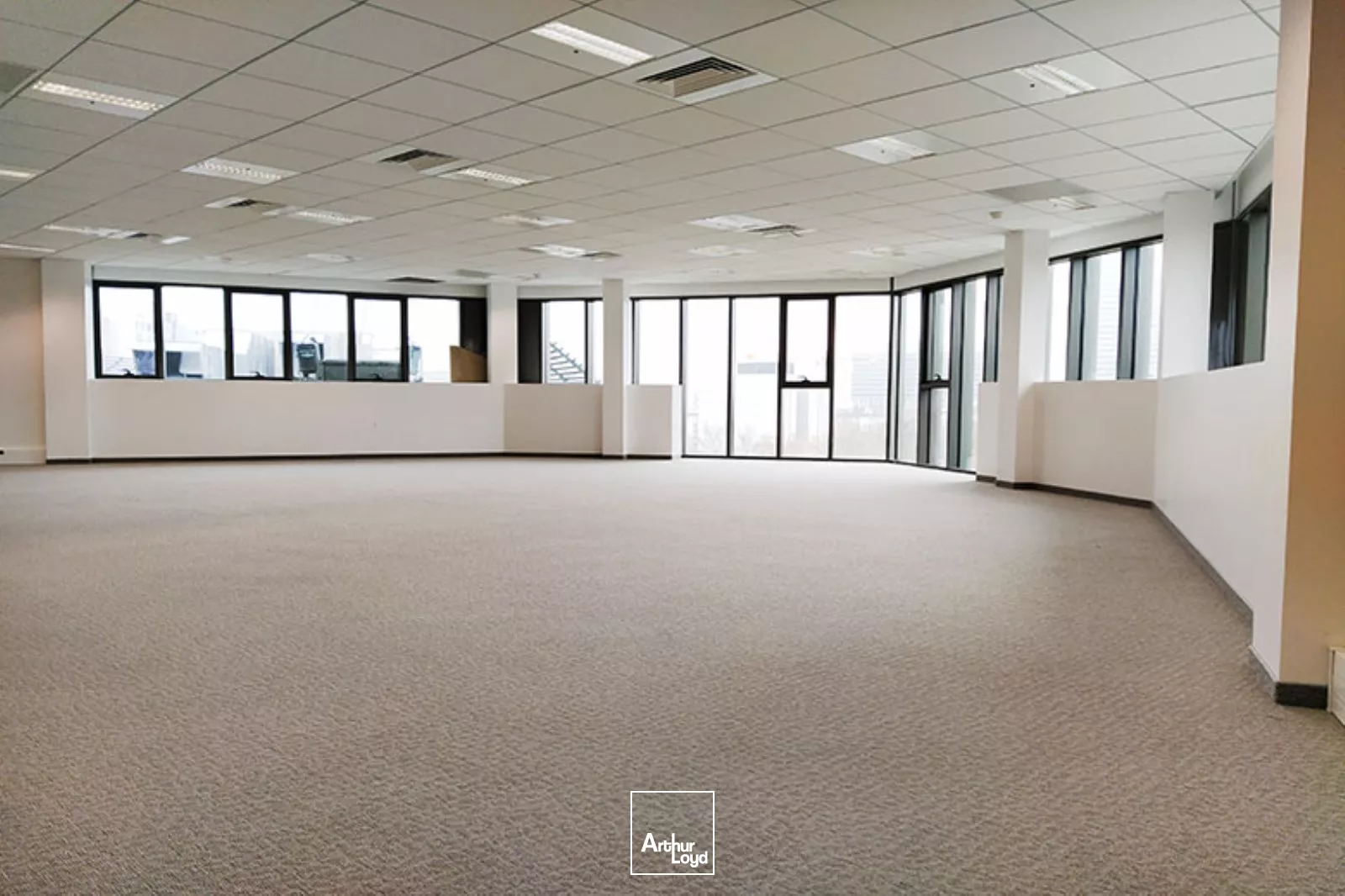 Immeuble de bureaux labellisé - RER A à proximité - Nombreux services - Parkings