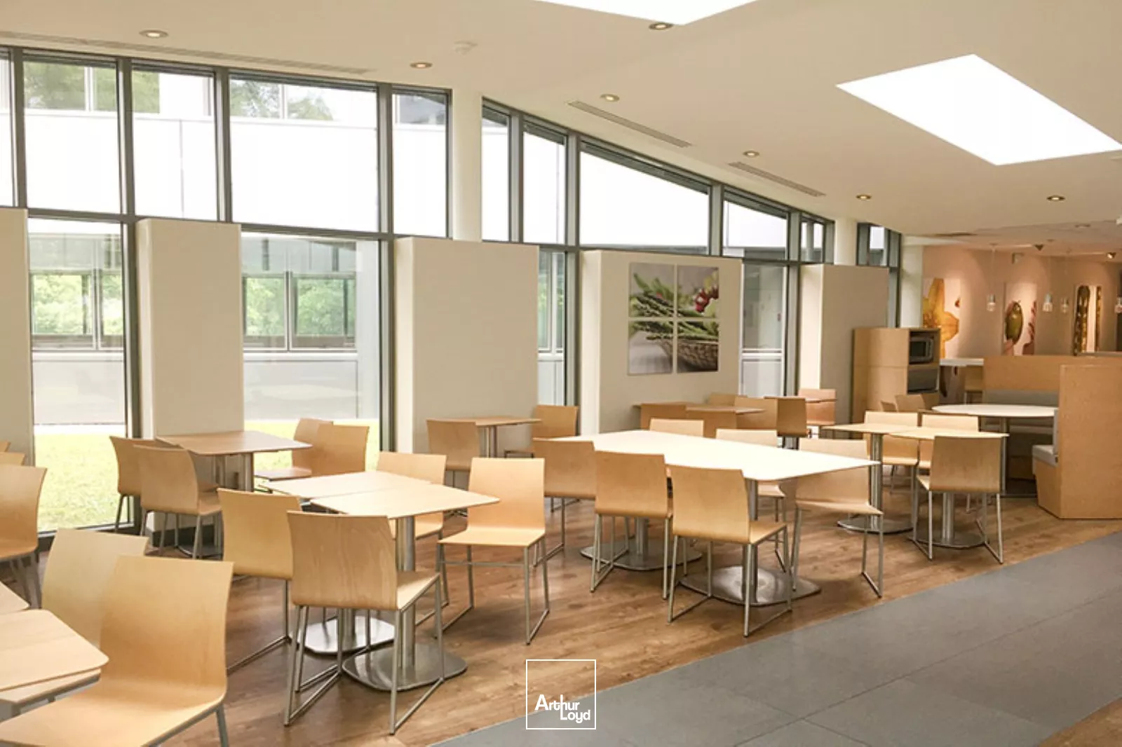 Immeuble de bureaux labellisé - RER A à proximité - Nombreux services - Parkings