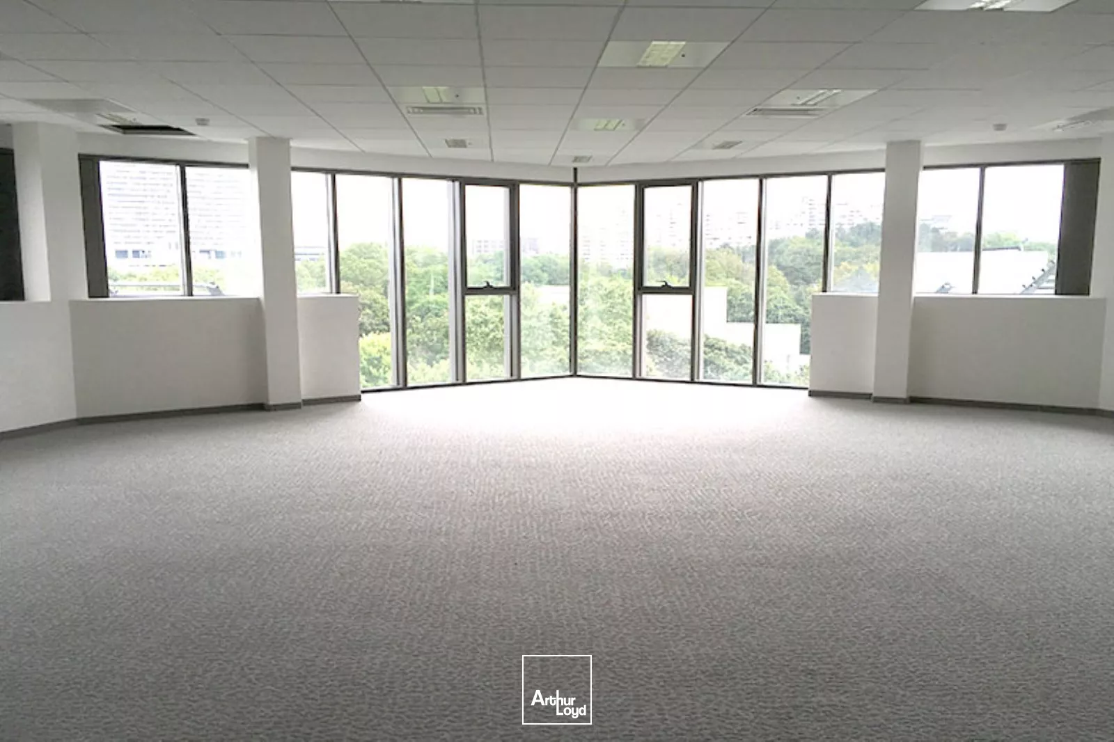 Immeuble de bureaux labellisé - RER A à proximité - Nombreux services - Parkings