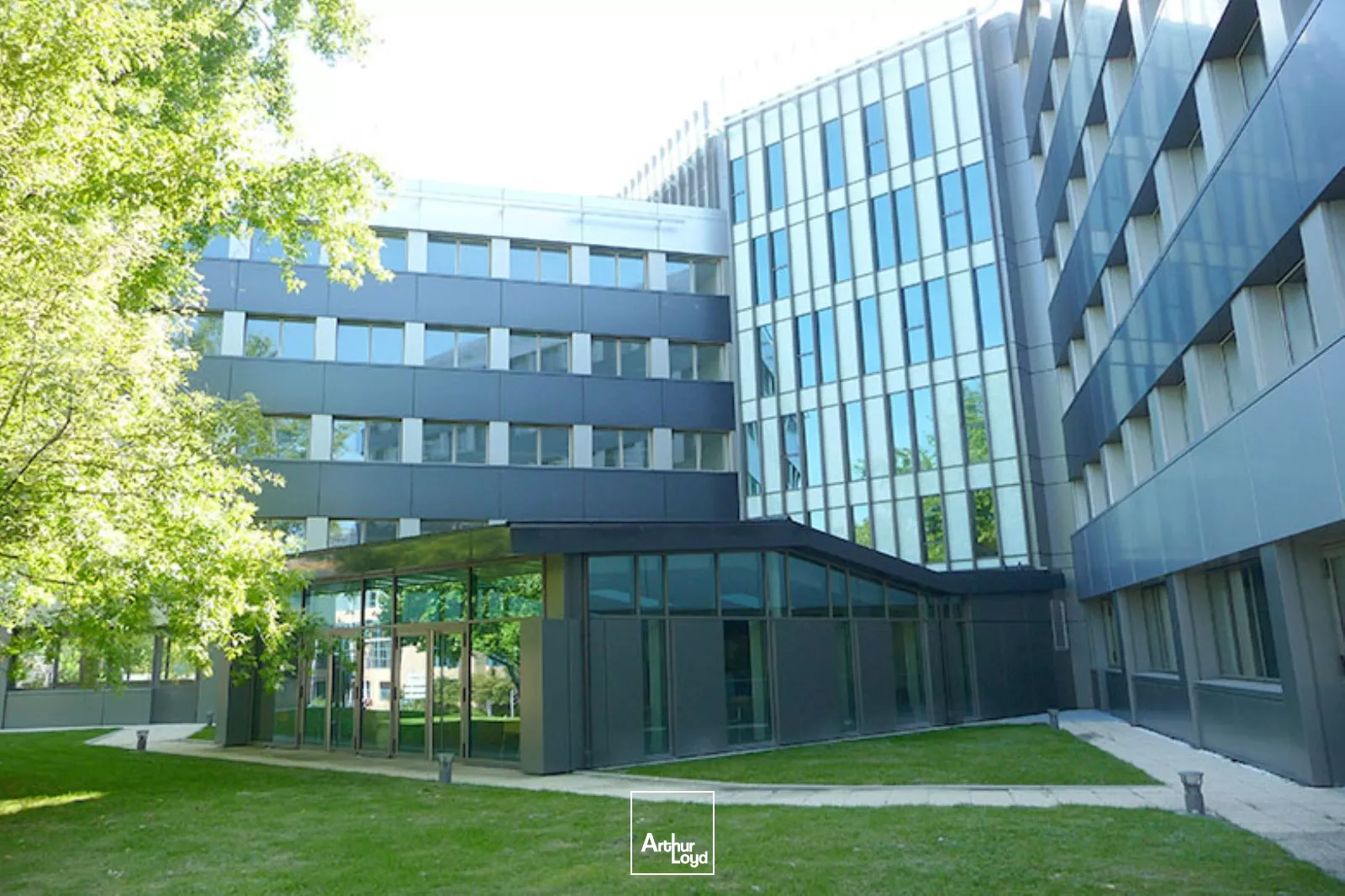 Immeuble de bureaux labellisé - RER A à proximité - Nombreux services - Parkings