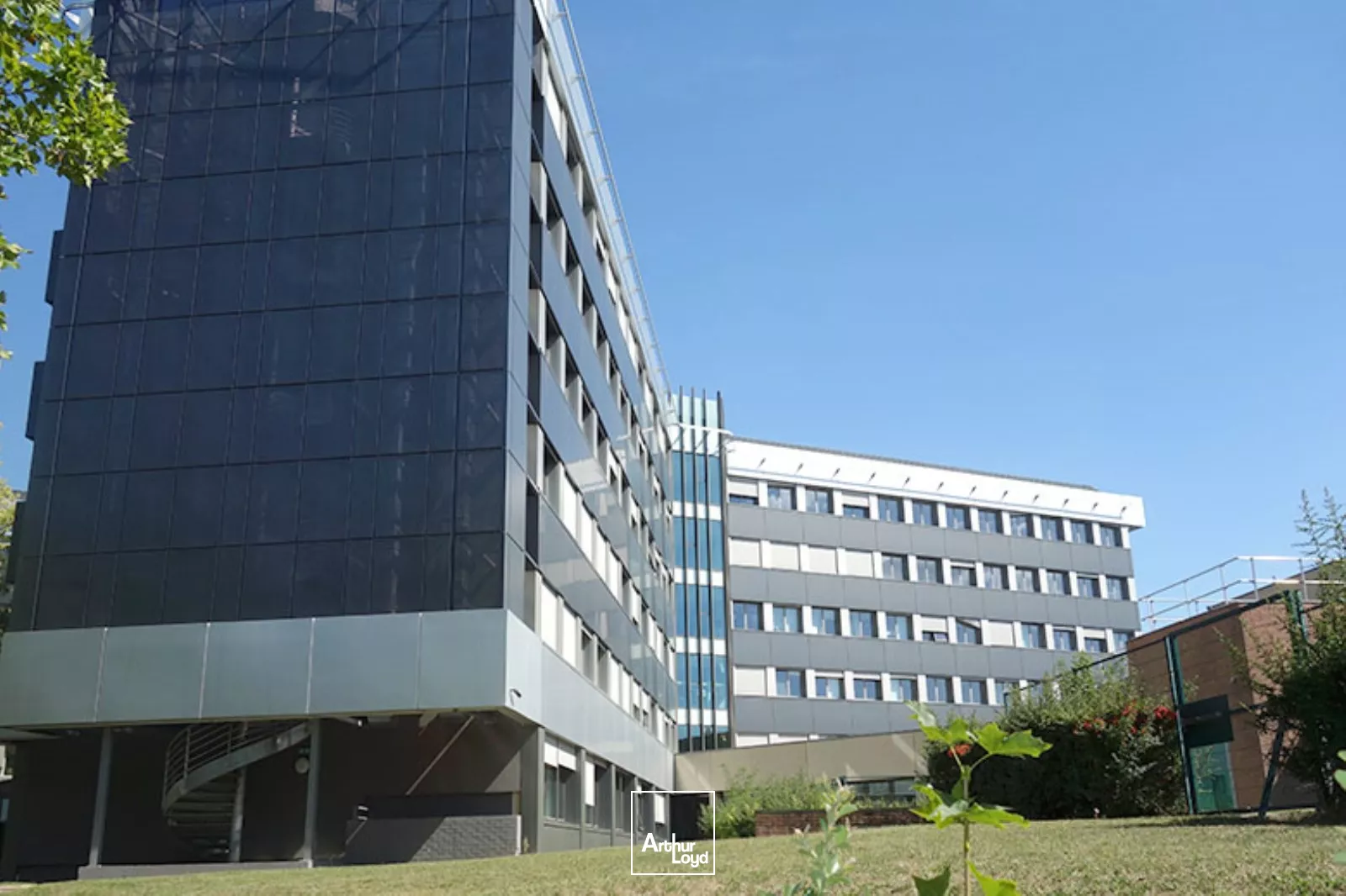 Immeuble de bureaux labellisé - RER A à proximité - Nombreux services - Parkings