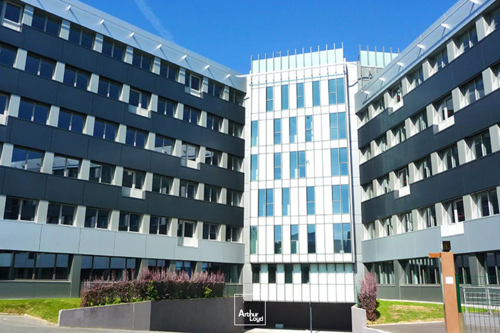 Immeuble de bureaux labellisé - RER A à proximité - Nombreux services - Parkings