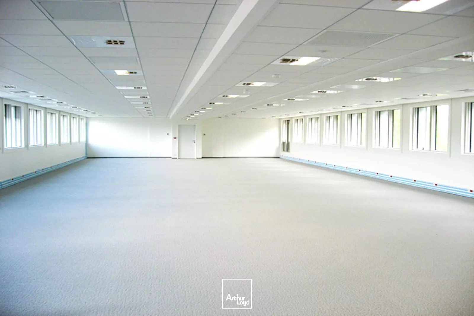 Immeuble de bureaux labellisé - RER A à proximité - Nombreux services - Parkings