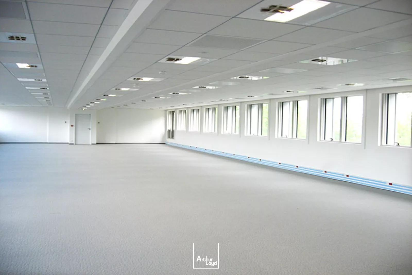 Immeuble de bureaux labellisé - RER A à proximité - Nombreux services - Parkings