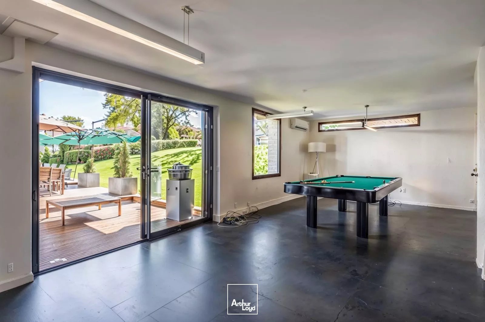 VENTE DE BUREAUX - BORDS DE SEINE - CADRE VERDOYANT - JARDIN PRIVATIF