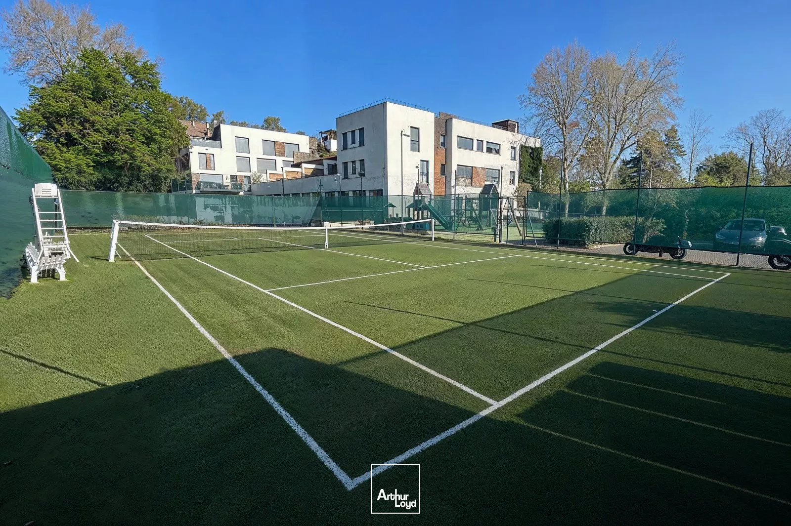 VENTE DE BUREAUX - BORDS DE SEINE - CADRE VERDOYANT - JARDIN PRIVATIF