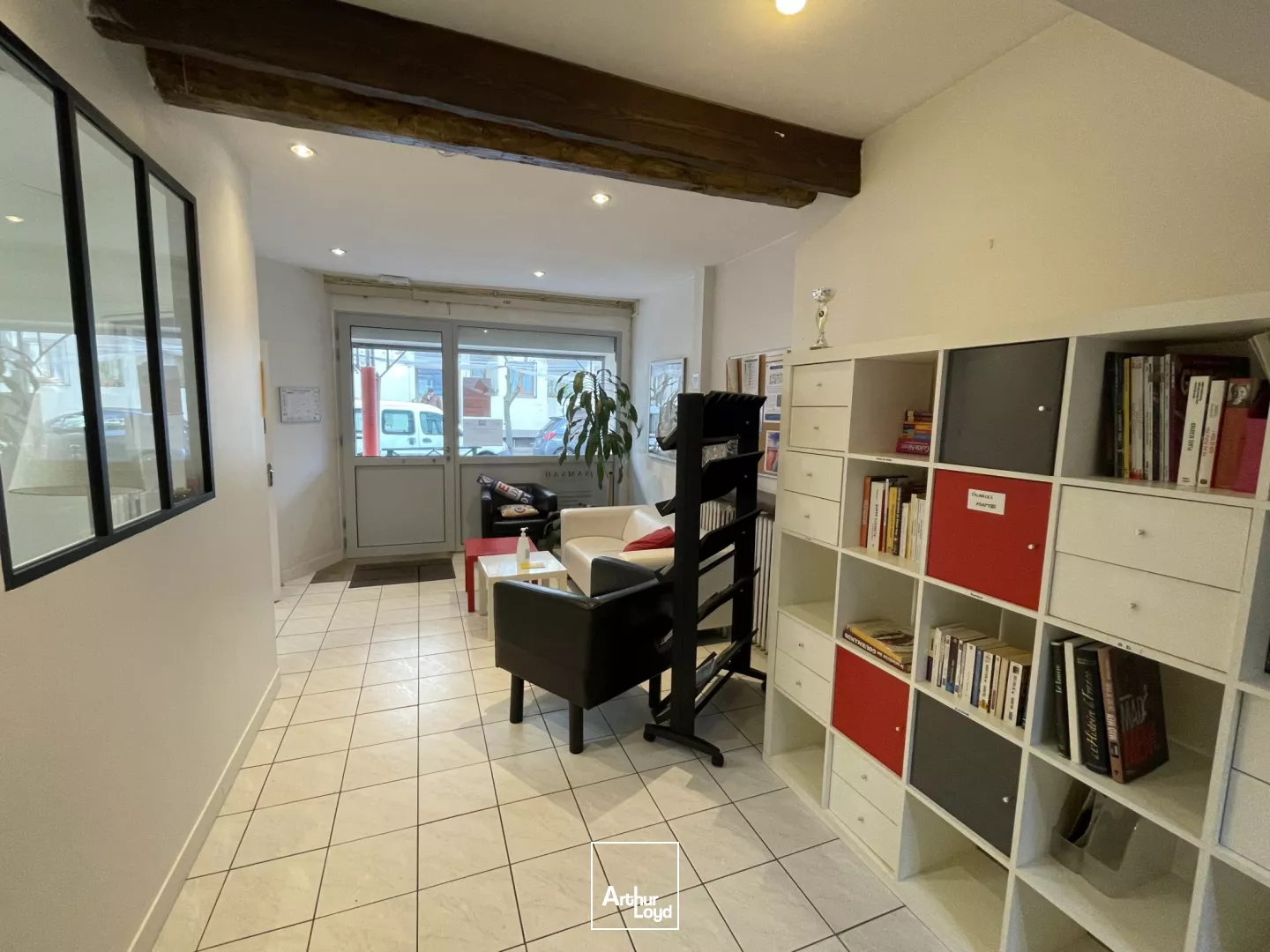 Bureaux au coeur de Nanterre - Vitrine en façade - Idéal pour recevoir du public