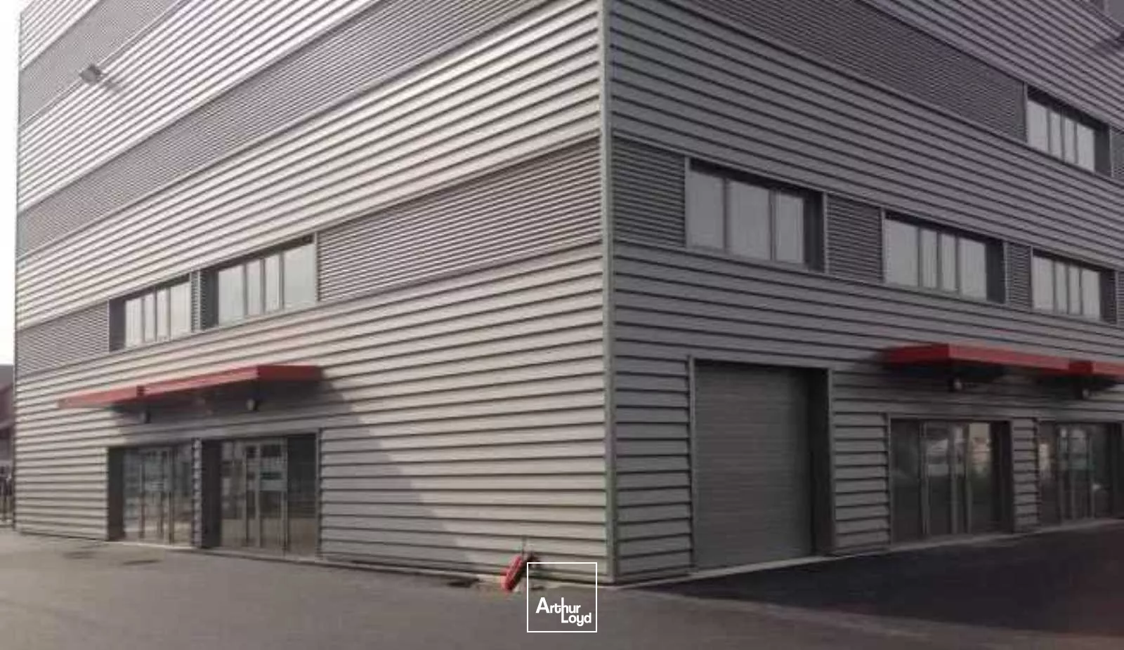 Locaux d'activité neufs avec Quais de déchargement, portes sectionnelles et bureaux lumineux