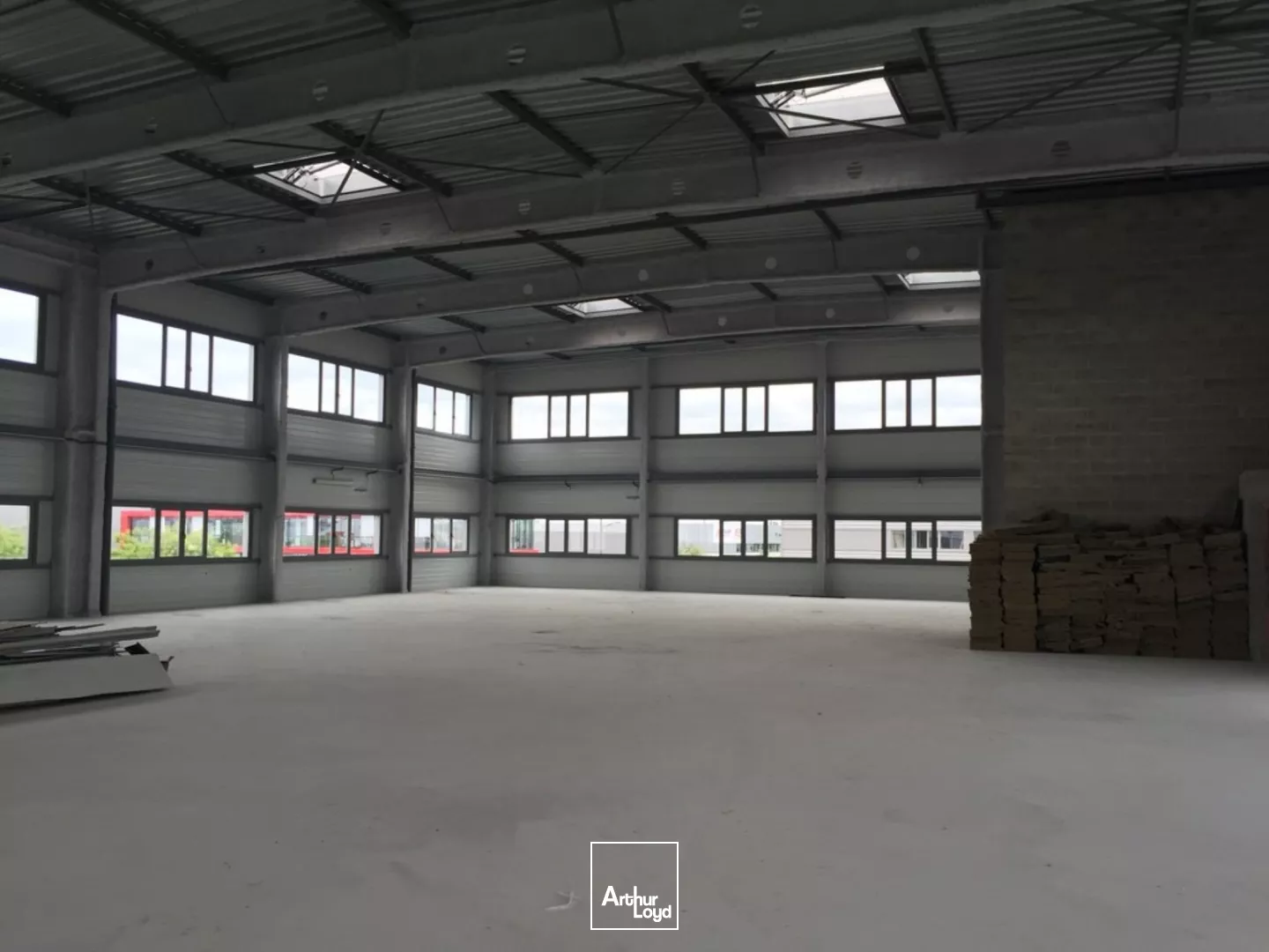 Locaux d'activité neufs avec Quais de déchargement, portes sectionnelles et bureaux lumineux