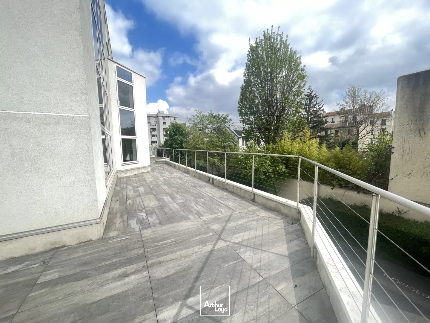 Bureaux rénovés à proximité de la Défense - Nombreux services