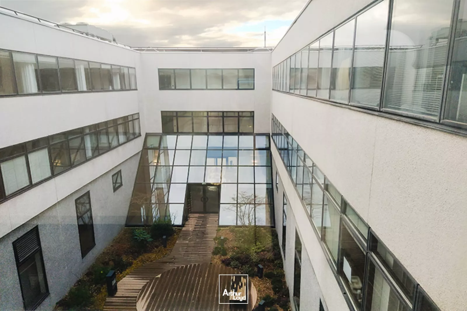 Bureaux fonctionnels Quartier Petit Nanterre - Accès livraison - Parkings