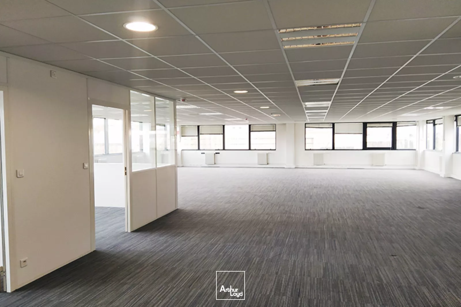 Bureaux fonctionnels Quartier Petit Nanterre - Accès livraison - Parkings