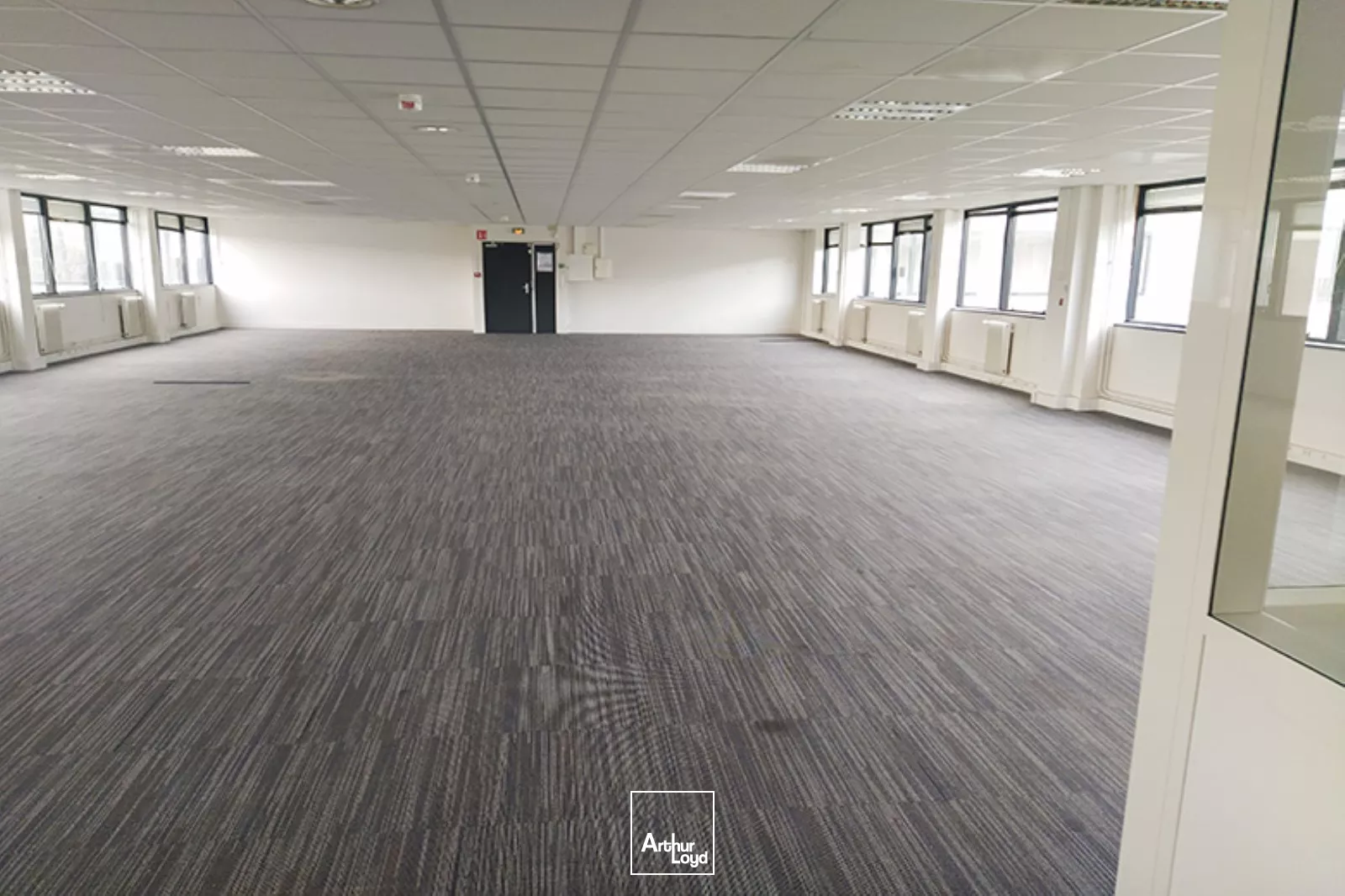 Bureaux fonctionnels Quartier Petit Nanterre - Accès livraison - Parkings