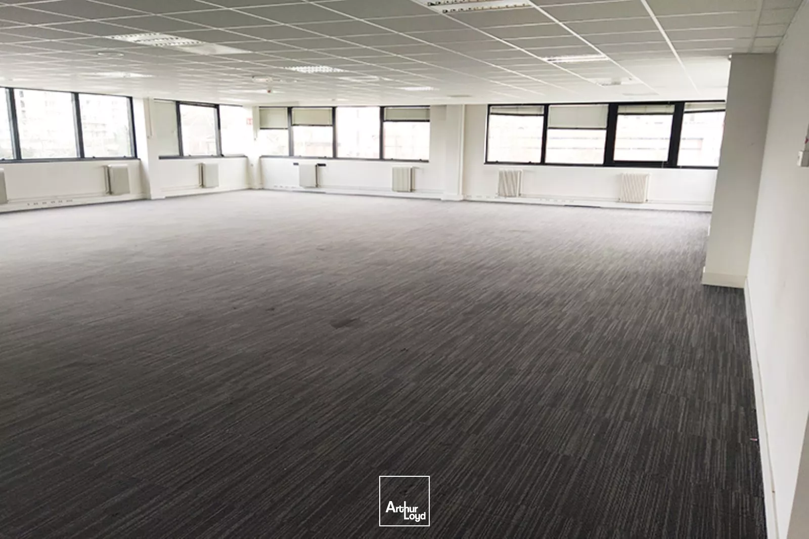 Bureaux fonctionnels Quartier Petit Nanterre - Accès livraison - Parkings