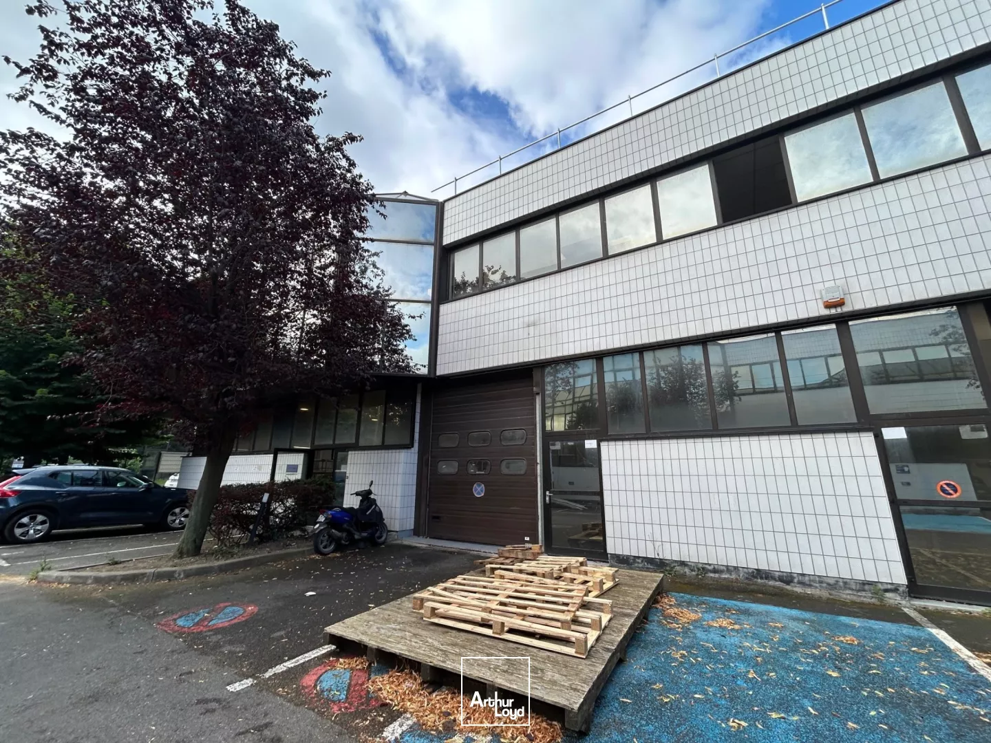 Activité et bureaux rénovés à louer - Site fermé - Portes sectionnelles - Proximité A86