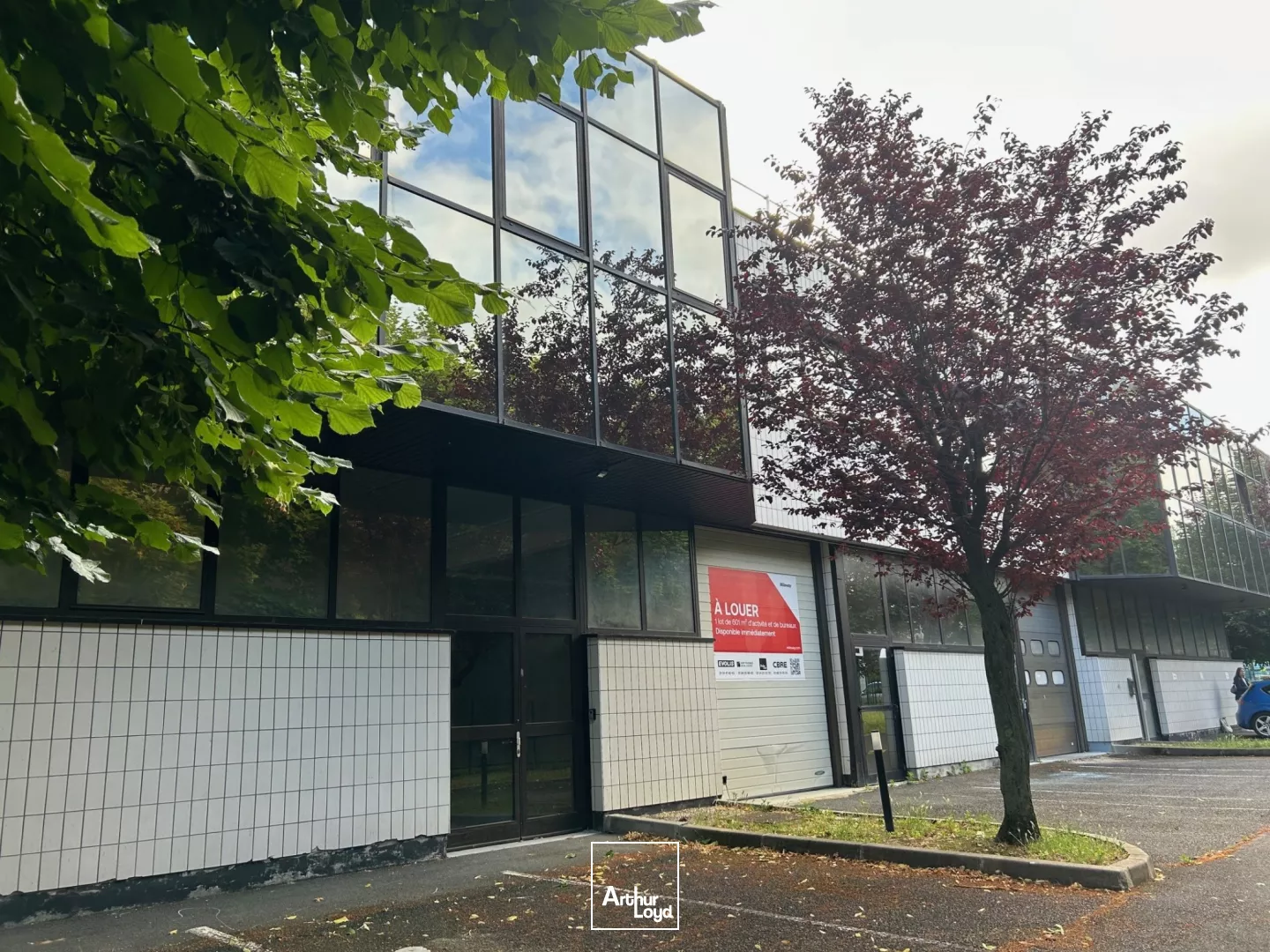 Activité et bureaux rénovés à louer - Site fermé - Portes sectionnelles - Proximité A86