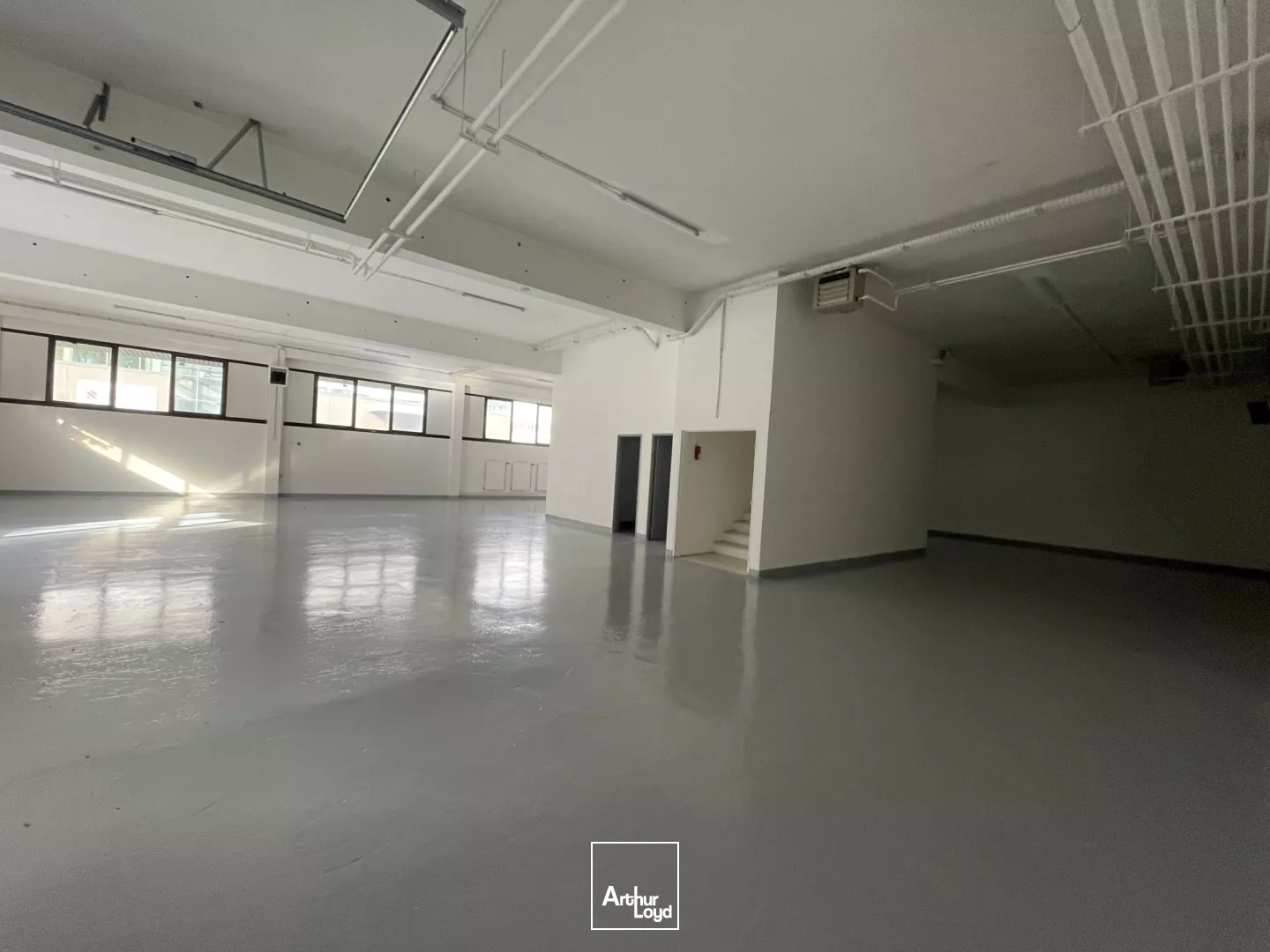 Activité et bureaux rénovés à louer - Site fermé - Portes sectionnelles - Proximité A86