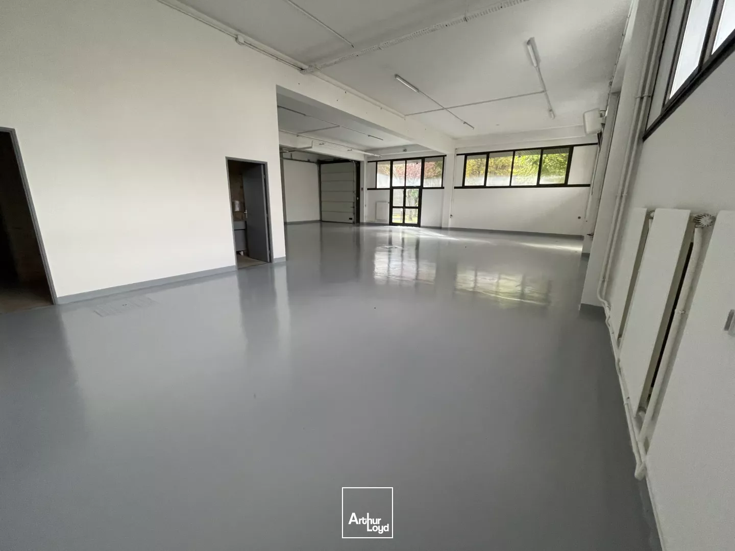 Activité et bureaux rénovés à louer - Site fermé - Portes sectionnelles - Proximité A86