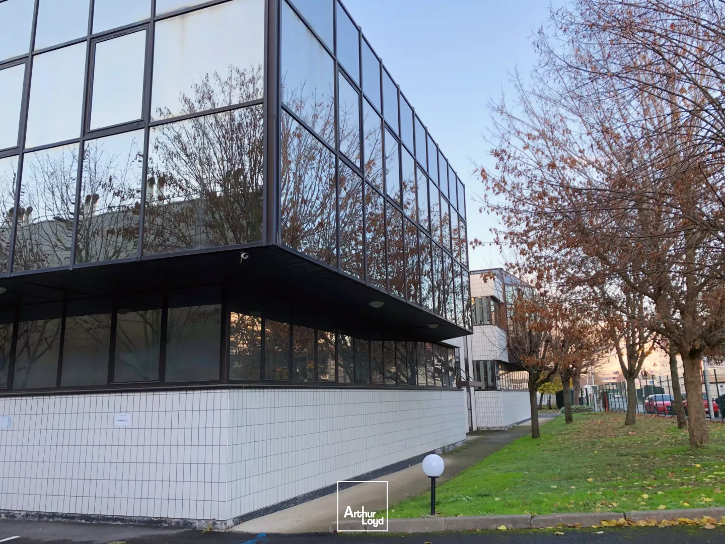 Activité et bureaux rénovés à louer - Site fermé - Portes sectionnelles - Proximité A86