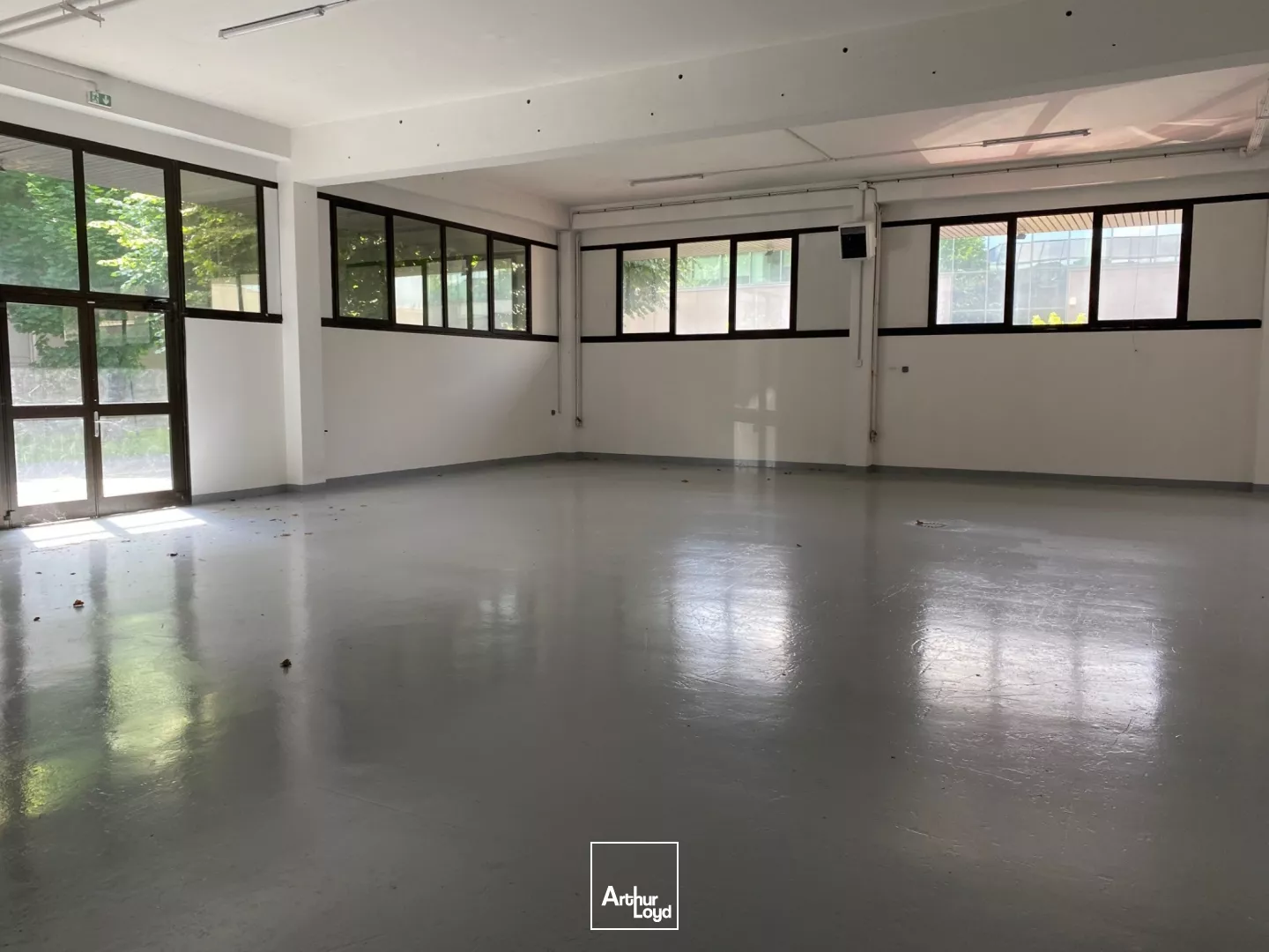 Activité et bureaux rénovés à louer - Site fermé - Portes sectionnelles - Proximité A86