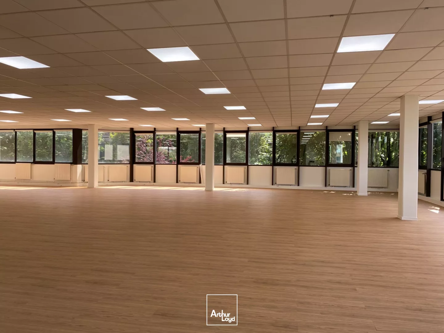 Activité et bureaux rénovés à louer - Site fermé - Portes sectionnelles - Proximité A86