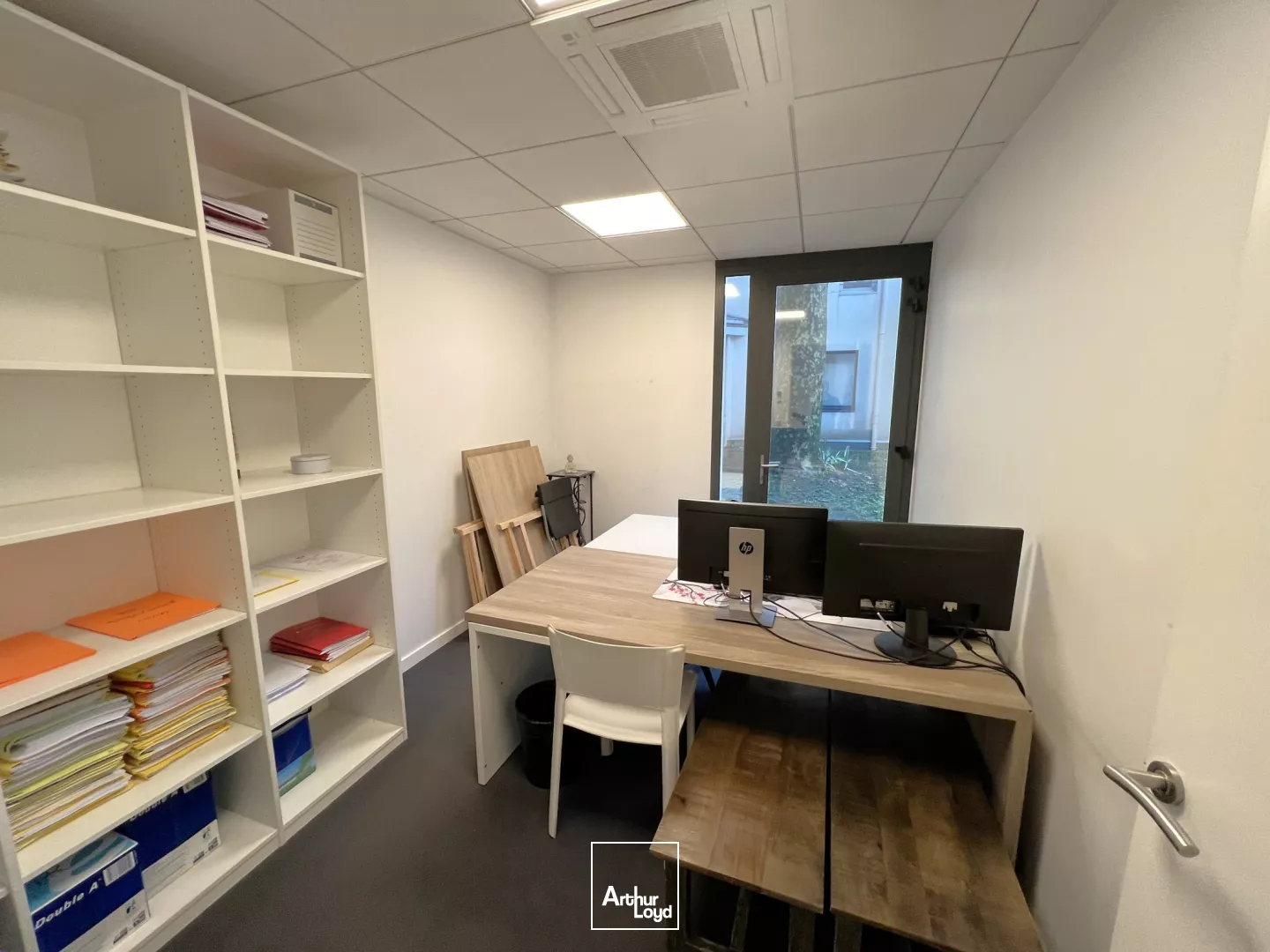 Au coeur de Nanterre, des bureaux avec jardin privatif à louer, en bail professionnel