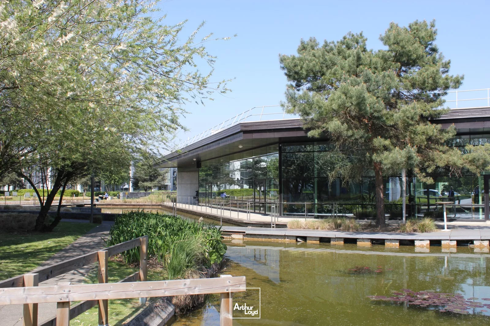 AU PIED DES DIFFERENTS SERVICES