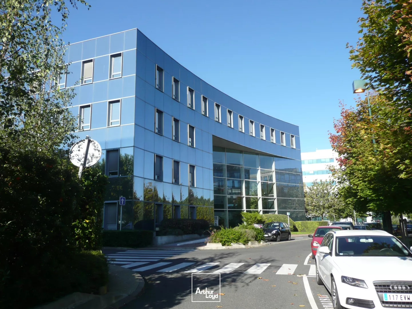 MAGNIFIQUE IMMEUBLE AU PIED DU RER