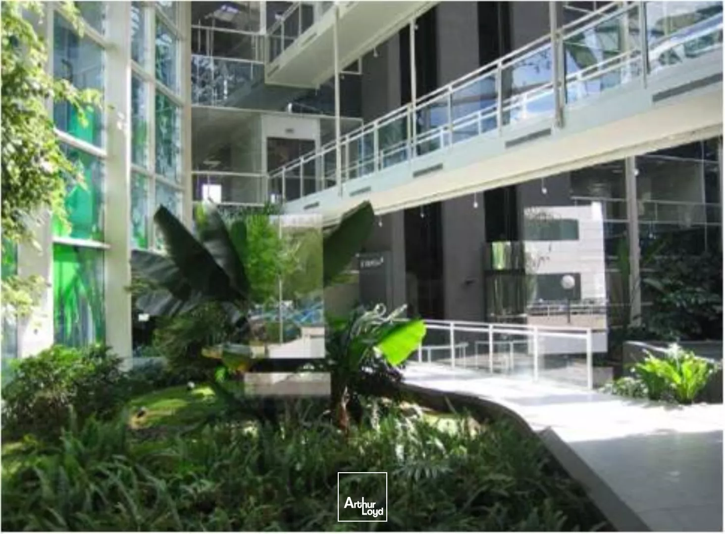 MAGNIFIQUE IMMEUBLE AU PIED DU RER