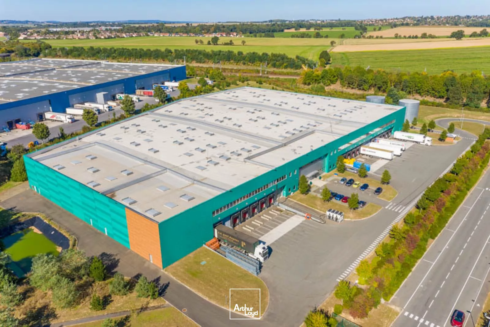Entrepôt logistique à louer de dernière génération à Moussy-le-Neuf (5527 m² non divisibles). Bail dérogatoire possible